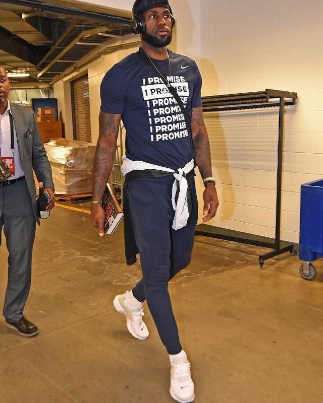 阿斯：范戴克与利物浦续约前曾联系皇马，但遭到皇马方面拒绝（阿斯：范戴克续约利物浦前曾接触皇马，遭对方拒绝）