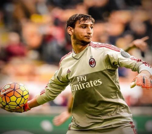 扛起球队！字母哥半场10中8，得到19分8篮板3助攻（半场统治！字母哥10投8中砍下19分8篮板3助攻，力扛全队）