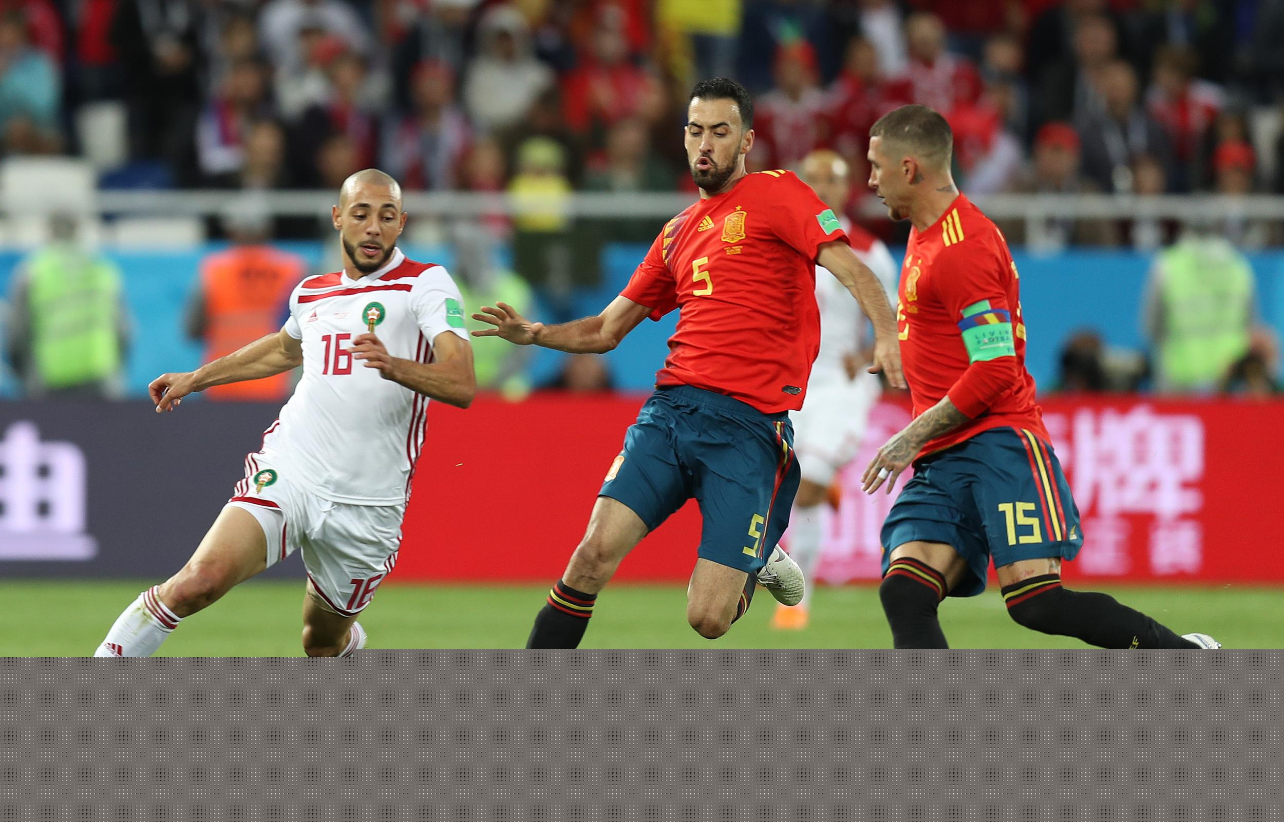 熟悉么？图片报：慕尼黑1860极端球迷在拜仁训练场涂鸦（似曾相识？图片报：慕尼黑1860极端球迷在拜仁训练基地喷涂涂鸦）