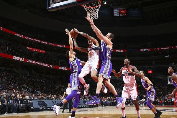 他是申花最被低估的球员，为俱乐部宁愿枯坐板凳，今年只出场一次（申花最被低估的一人，为球队甘当板凳，本赛季仅出场1次）