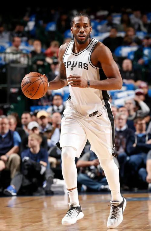 大将风度！贺希宁三分12中6贡献25分4助攻4抢断（尽显大将之风：贺希宁三分12投6中，砍下25分4助攻4抢断）