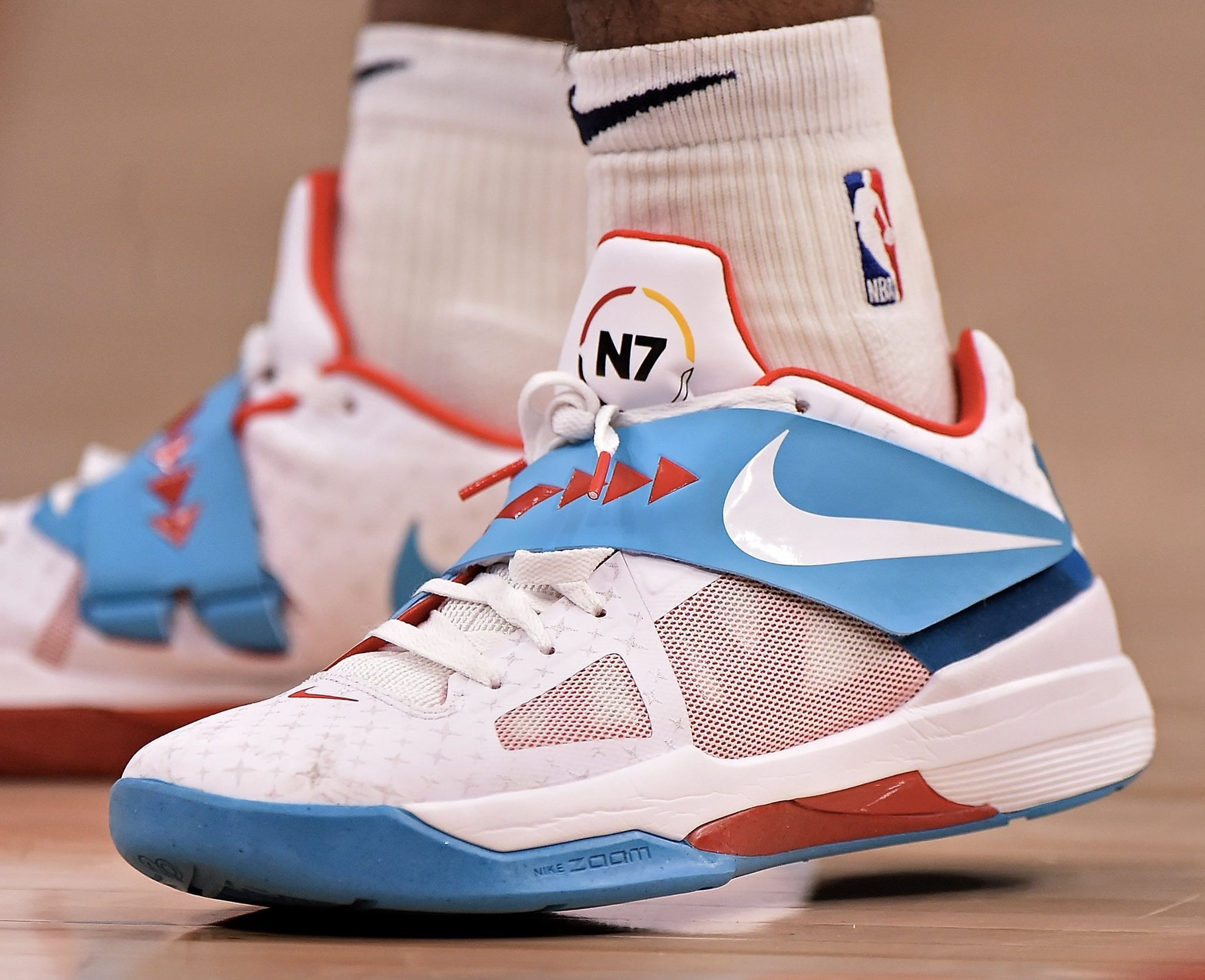 威少末节爆发，独得8分助力球队逆转胜利（威少关键时刻爆发，末节8分助队逆转取胜）