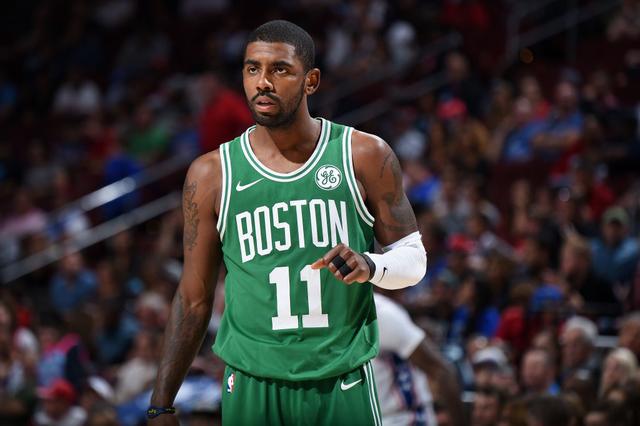 大罗与阿尔卡拉斯切磋网球，还赠送其签名巴西球衣（大罗与阿尔卡拉斯网球过招，赠其亲签巴西球衣）