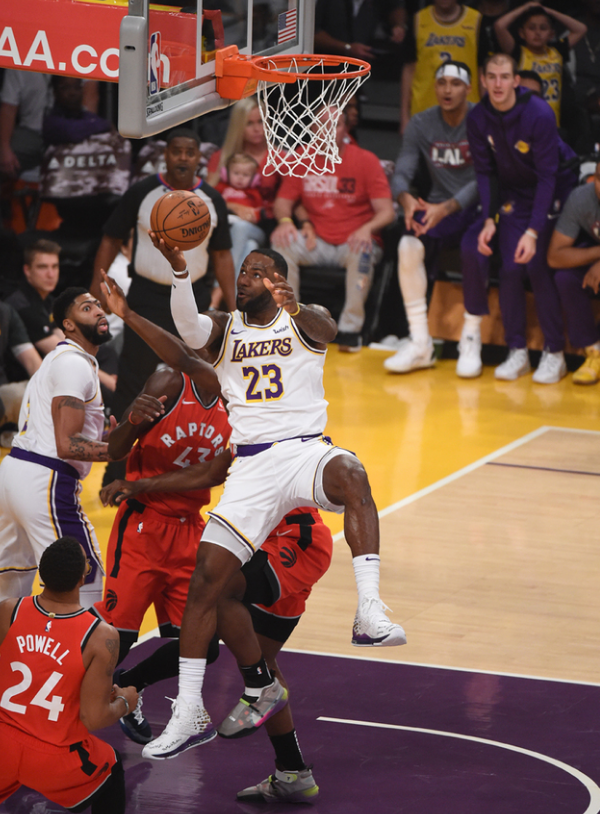 沈月你好星期六挑战滑坡失误，体操式滚落引关注（《你好星期六》沈月滑坡挑战失足，体操式翻滚引热议）