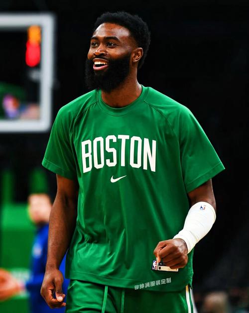 文班的法国老乡！萨尔上半场9投6中&三分2中2 砍下14分（文班法国同乡萨尔半场火热：9投6中，三分2投全中，拿下14分）