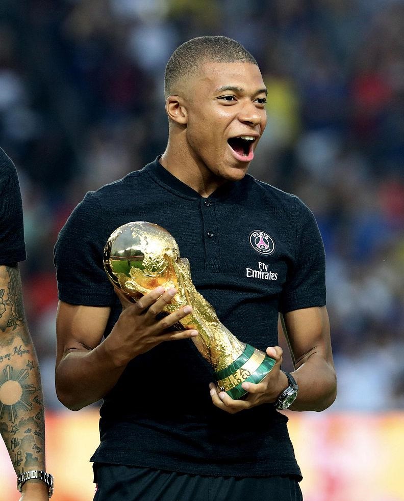 翻修球场，“连滚带爬”为的是“从从容容”（球场翻新，眼下忙乱只为将来从容）