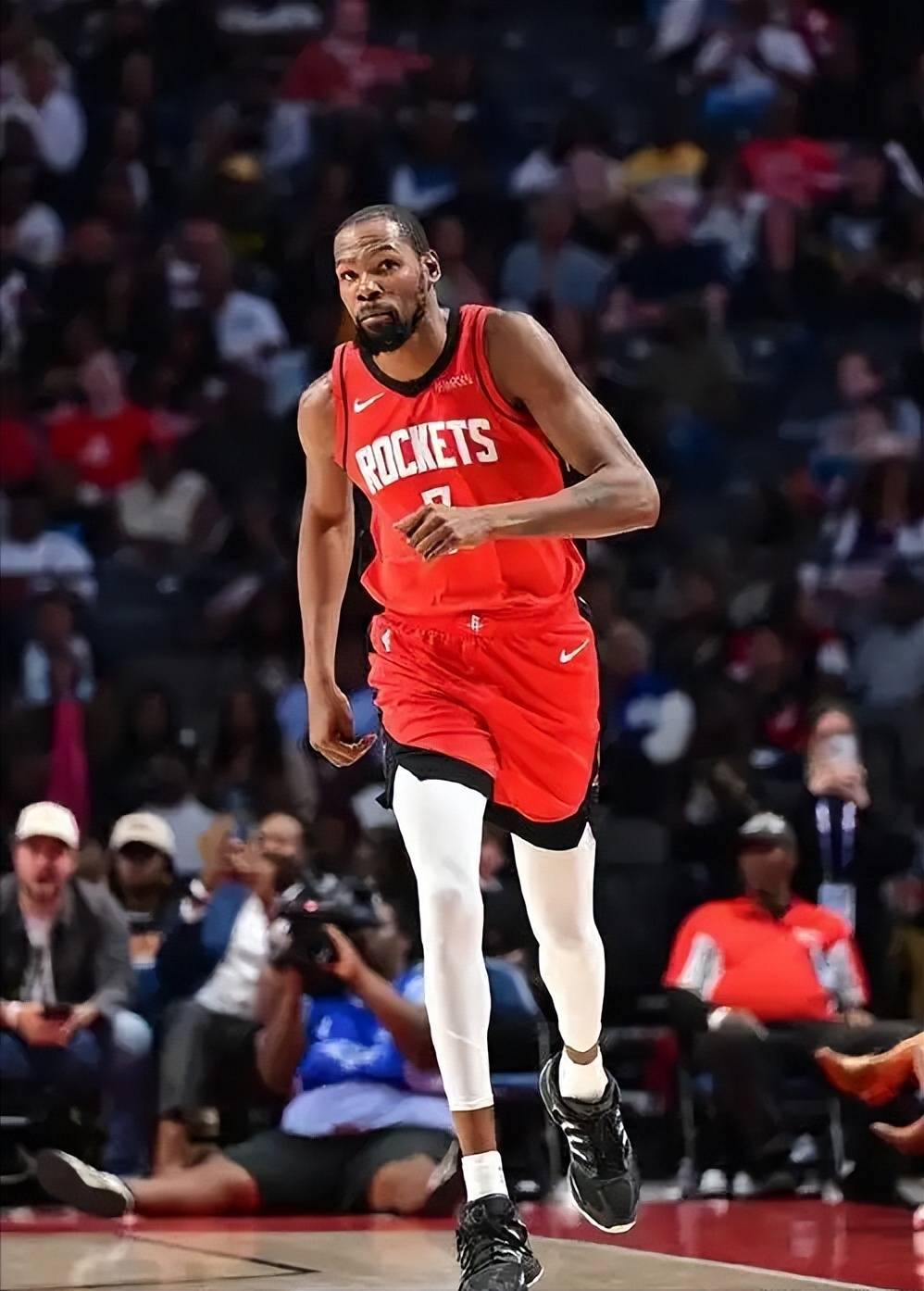 阿隆索纠错! 皇马6000万前锋蜕变：边缘人晋升主力 全队受益（阿隆索大胆纠偏，皇马6000万前锋逆袭成主力：从边缘人到中坚，全队获益）