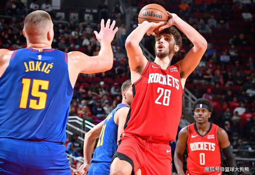 带队追赶！英格拉姆三分穿针 半节时间5中4独得10分（英格拉姆火力全开！半节三分5投4中砍下10分率队追分）