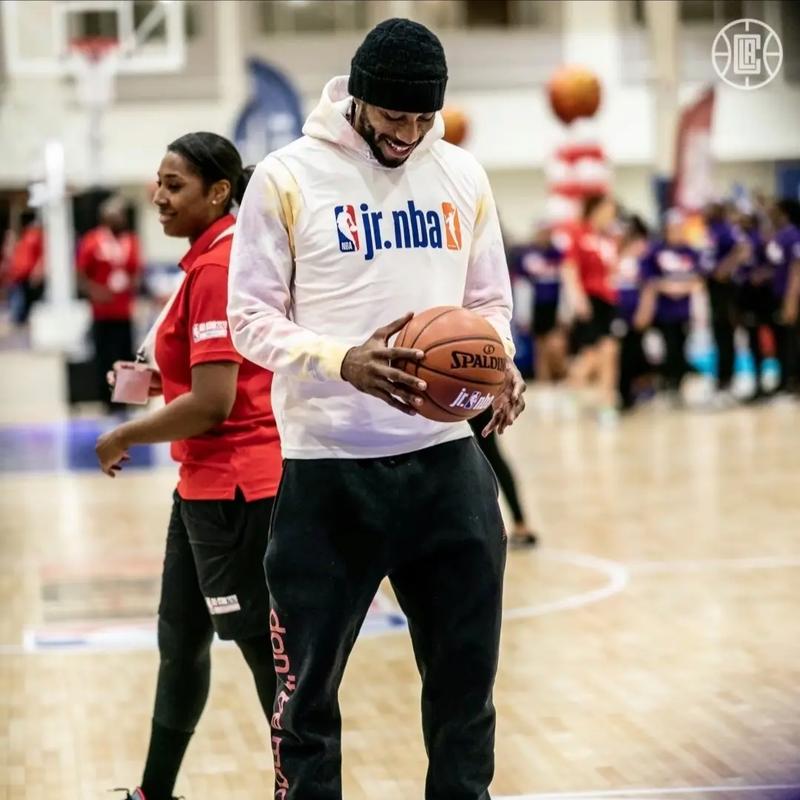 美媒：尼克斯多位高年薪球员和主帅布朗将大笔奖金分给工作人员（美媒称尼克斯多名高薪球员与主帅布朗向工作人员分发大额奖金）