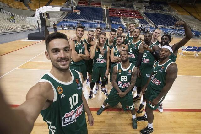 成都蓉城教练组现场观战中韩战，徐正源、金亨镒在场（成都蓉城教练组到场观战中韩大战，徐正源与金亨镒现身）