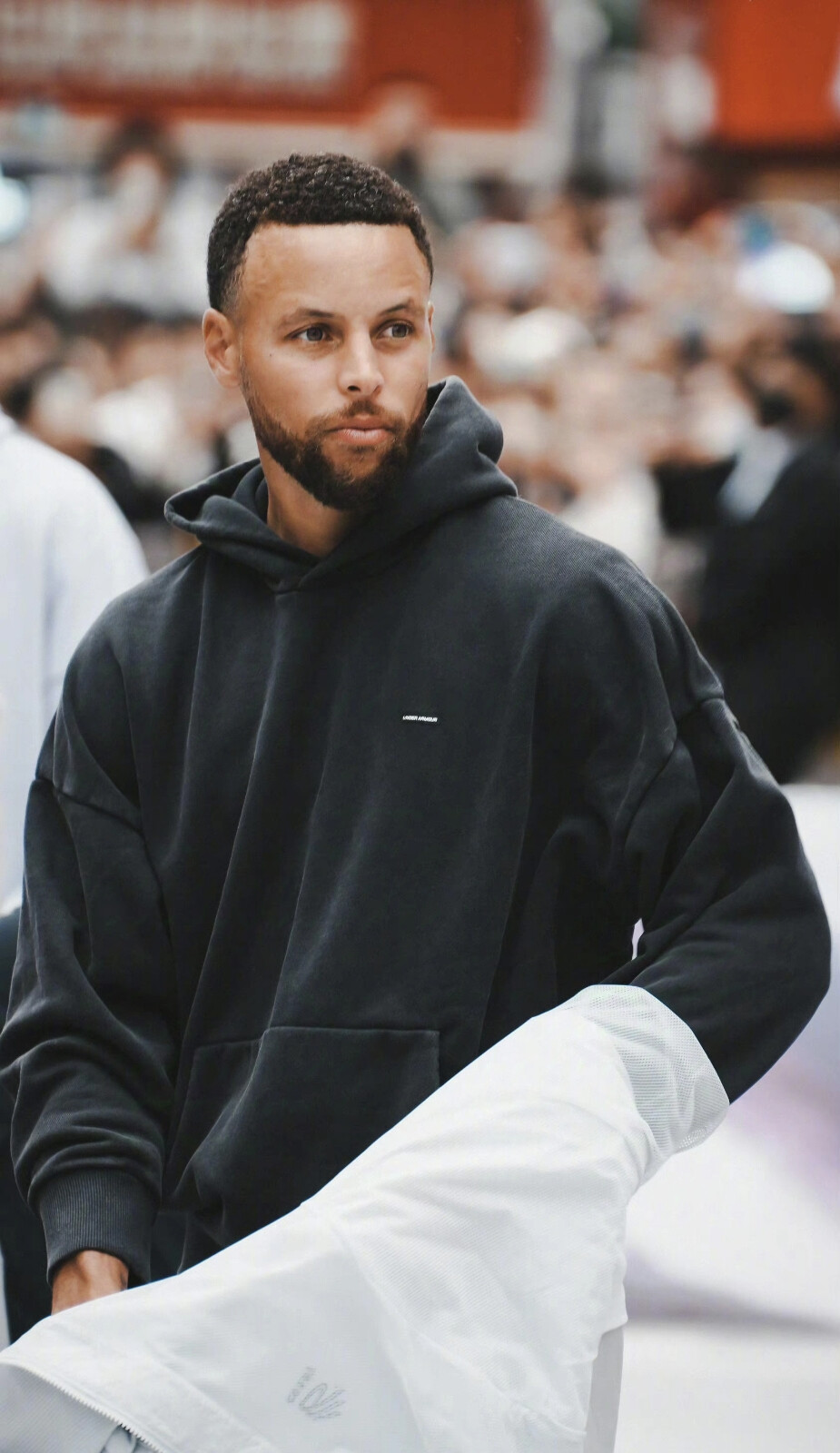 凯恩：英格兰目标是世界杯夺冠，要付出大量努力但令人兴奋（凯恩称英格兰目标是捧起世界杯，过程艰辛却令人振奋）