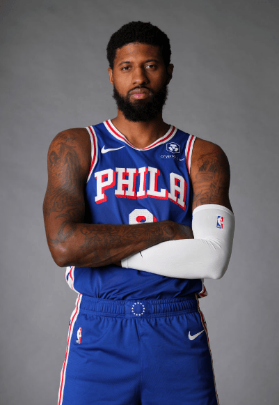 球星赛后向看台深深鞠躬（赛后球星面向看台致以深深一礼）