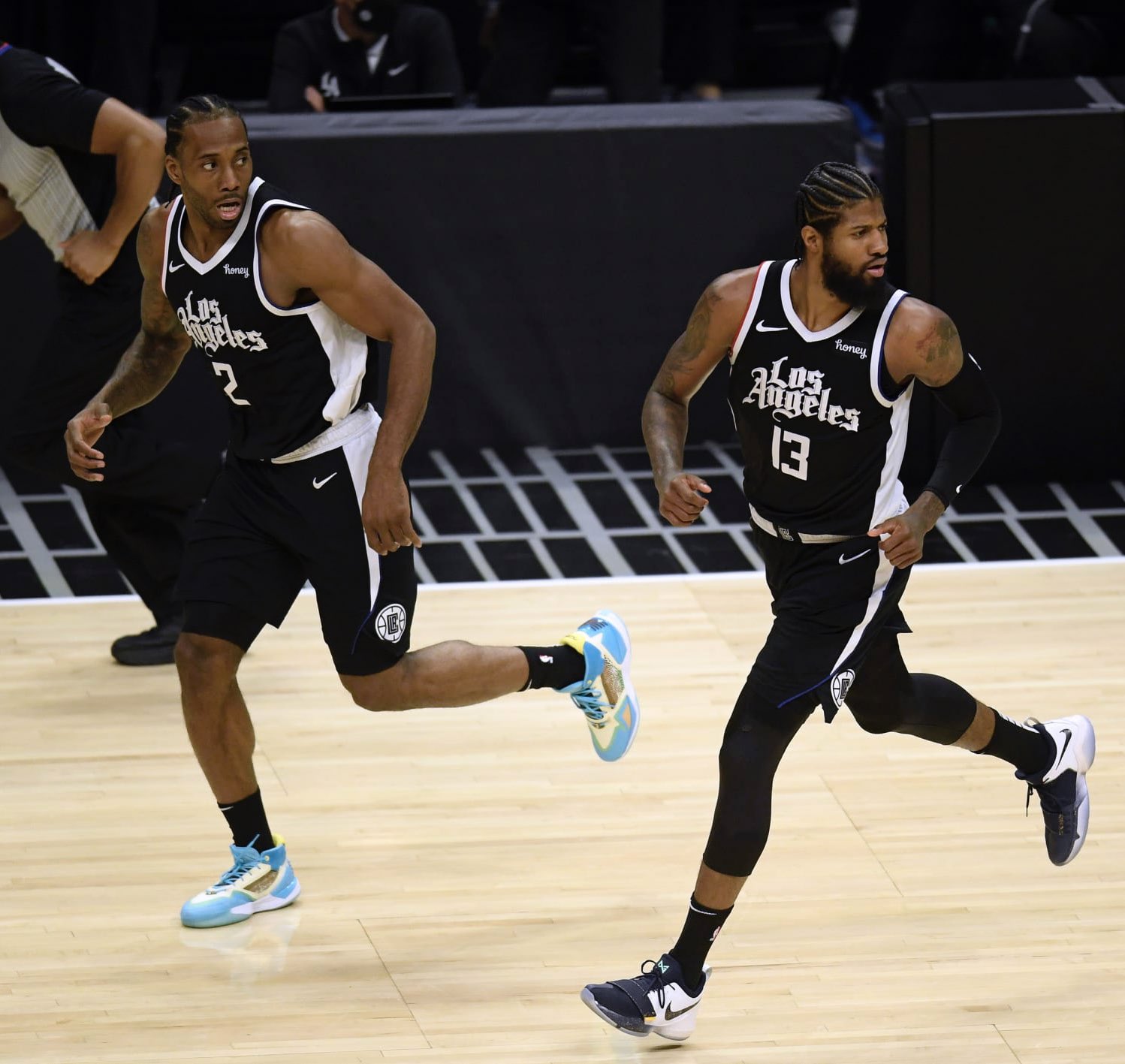 爱德华兹上半场5中3&6罚6中拿到12+3+3+2 出现4次失误&正负值-14（爱德华兹半场数据：5投3中、6罚全中，12分3篮板3助攻2抢断，4次失误，正负值-14）