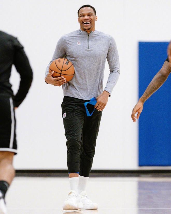 探索篮球场上的战术智慧（揭秘篮球赛场的战术思维）