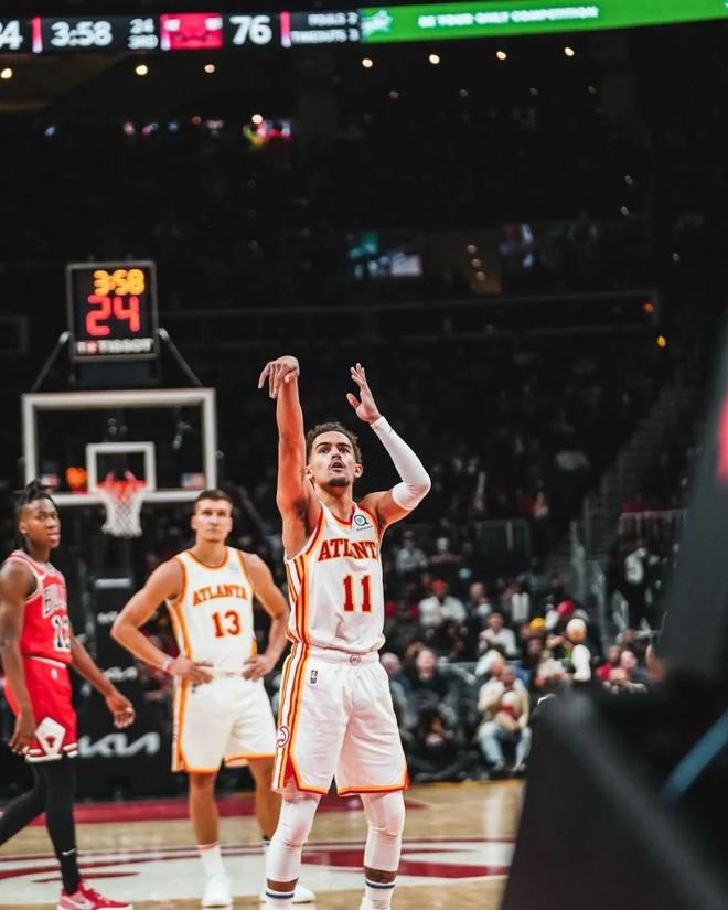 兰德尔高效表现，独揽21分5板3助3断（兰德尔状态火热：砍下21分5篮板3助攻3抢断）