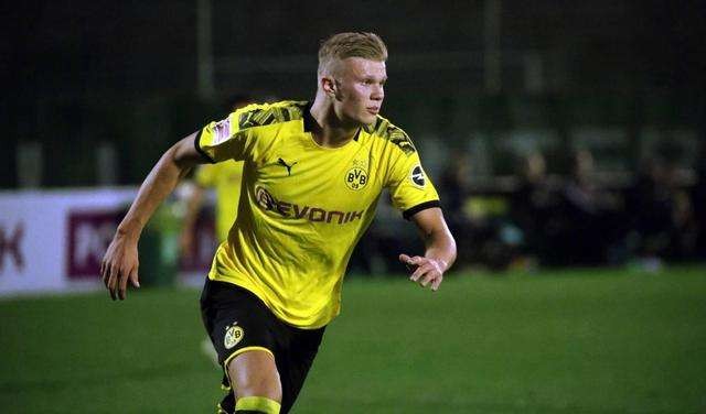 科贝记者：法兰克福球迷往巴萨球迷区投掷杂物甚至发射焰火（科贝记者：法兰克福球迷在巴萨球迷区投掷杂物并施放焰火）