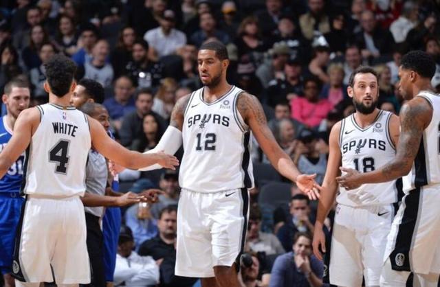 德布劳内精准助攻 主导比赛节奏（德布劳内送出妙传 掌控全场节奏）