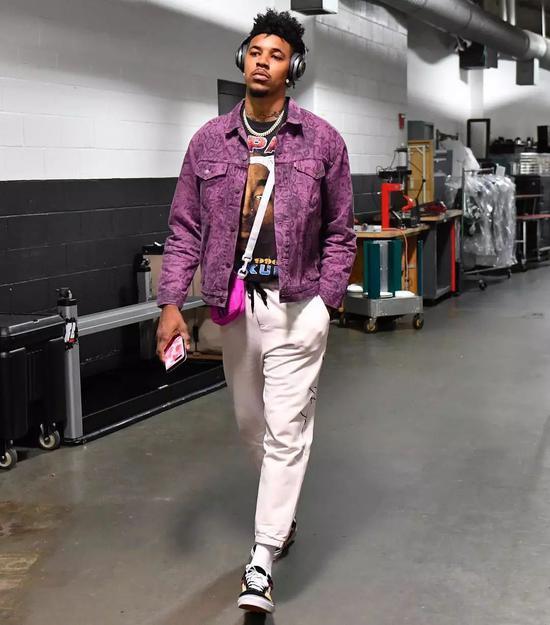 区域防守在足球战术中有什么作用，现在跟原来有哪些不同？（足球战术中的区域防守：作用解析与演变对比）